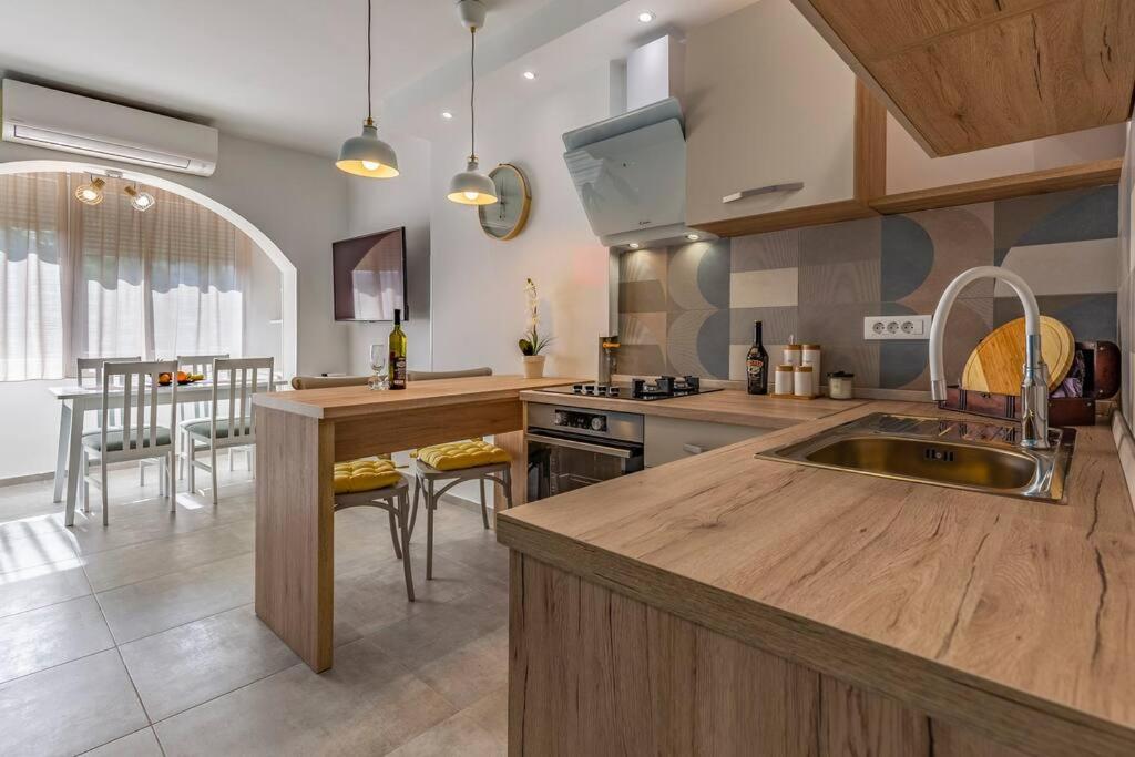 New Two Bedroom Apartment Maloni Pula Bagian luar foto